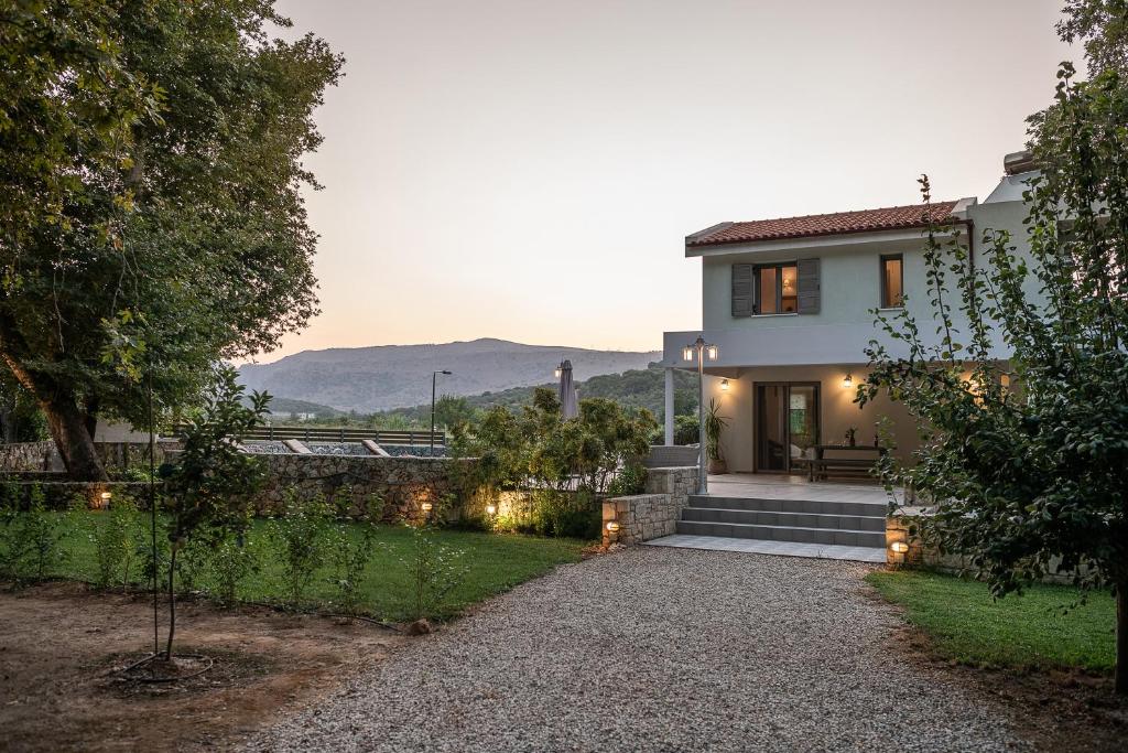 Vonkajšia záhrada v ubytovaní Villa Nature, Heated Pool