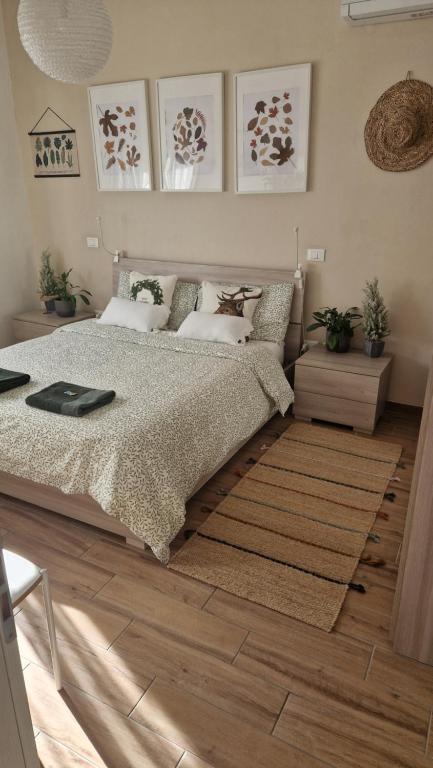 un dormitorio con una cama y una alfombra en Igea Mare, en Bellaria-Igea Marina