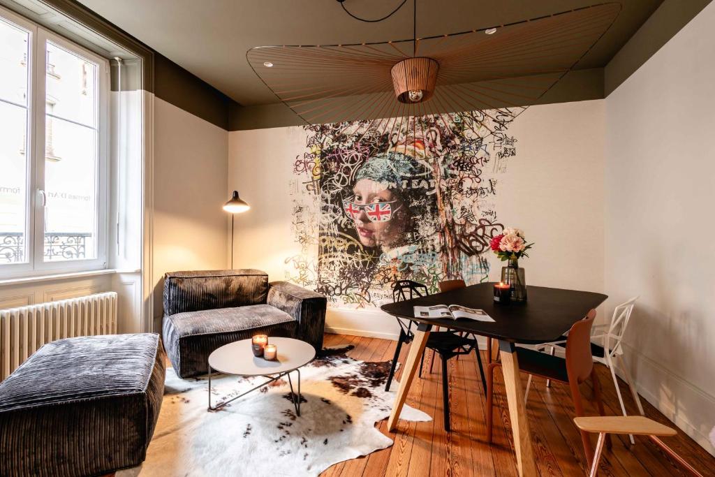 una sala de estar con una gran pintura en la pared en Espace Formes d'Art en Belfort