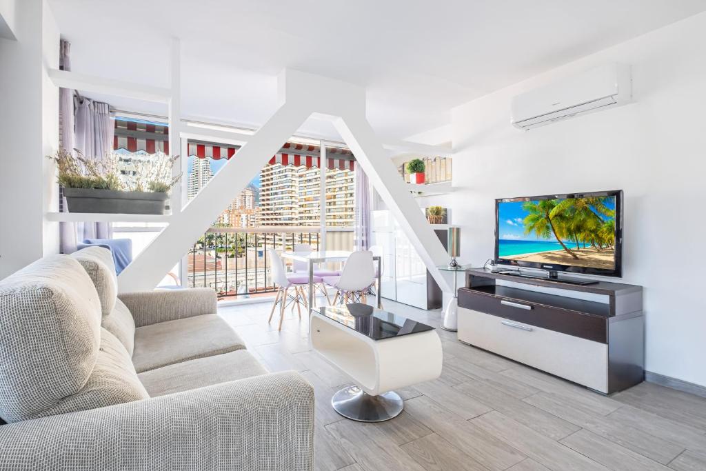 salon z kanapą i telewizorem w obiekcie Agua Azul 4-A Apartment Levante-Rincon de Loix w mieście Benidorm