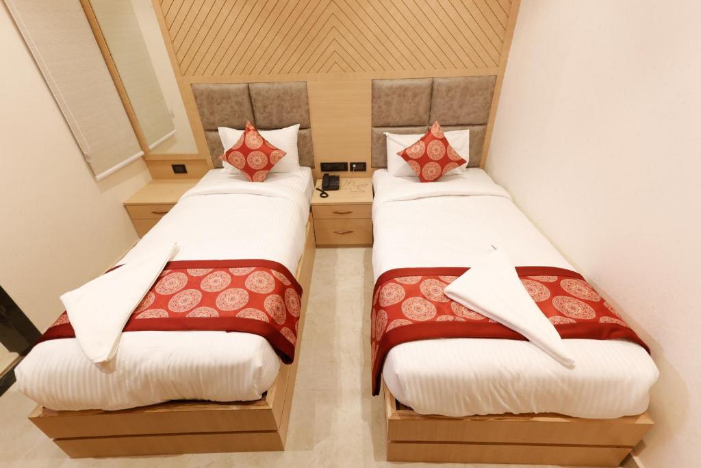 Postel nebo postele na pokoji v ubytování Hotel Sarc Inn