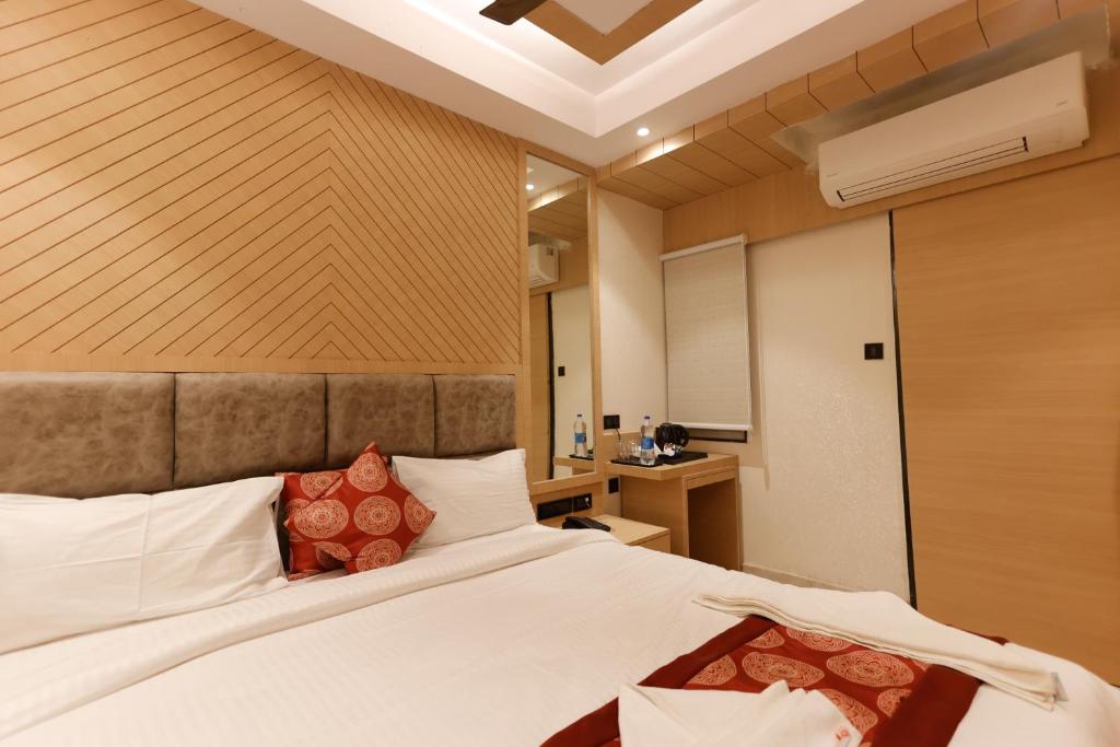 Postel nebo postele na pokoji v ubytování Hotel Sarc Inn