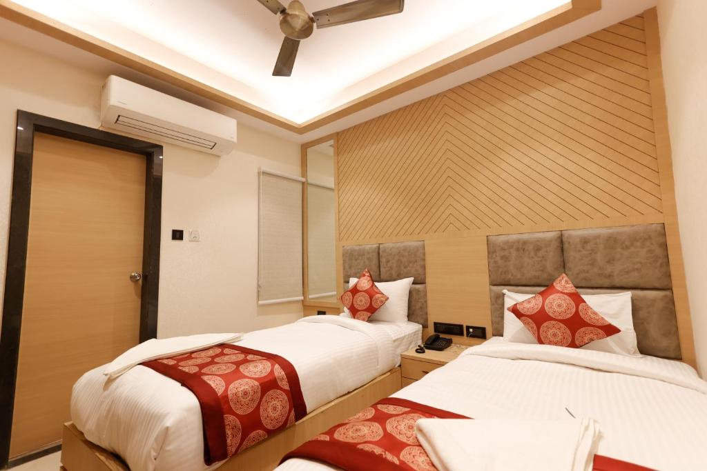 Postel nebo postele na pokoji v ubytování Hotel Sarc Inn