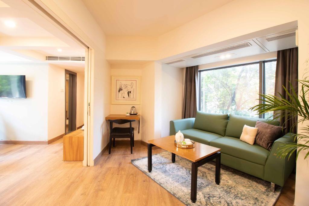 TV a/nebo společenská místnost v ubytování HOTEL LE ROYCE