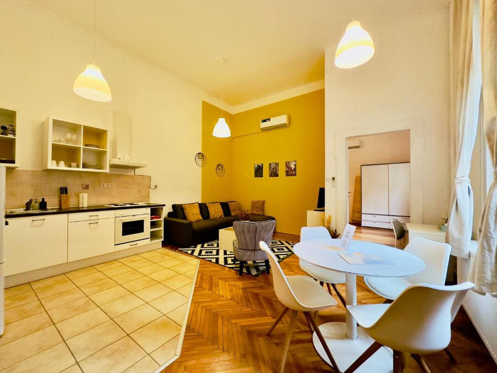 Kuchyňa alebo kuchynka v ubytovaní Yellow House - Large central one-bedroom