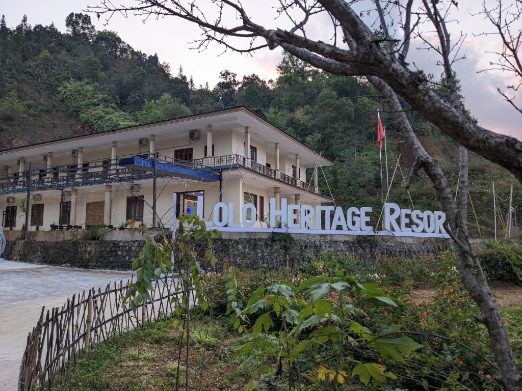 a building with a sign that reads volunteer heritage reserve at Lolo Heritage Resort in Dồng Văn