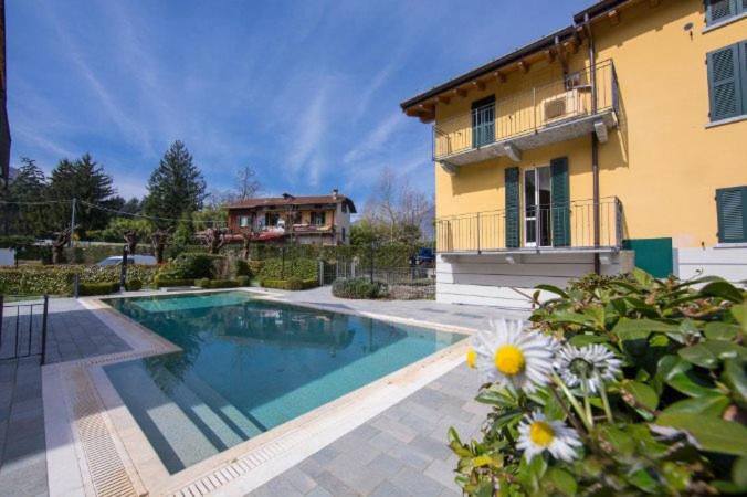 een zwembad voor een huis bij BELLAGIO BALCONE in Bellagio