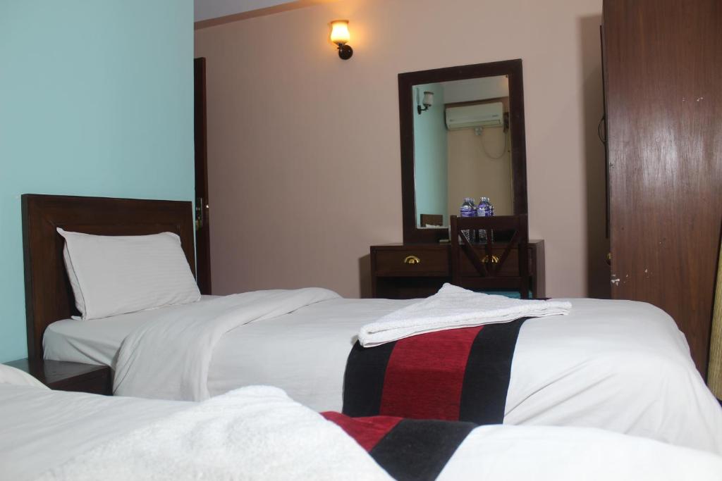 Postel nebo postele na pokoji v ubytování Hotel Happy Home or Mudkhu Durbar