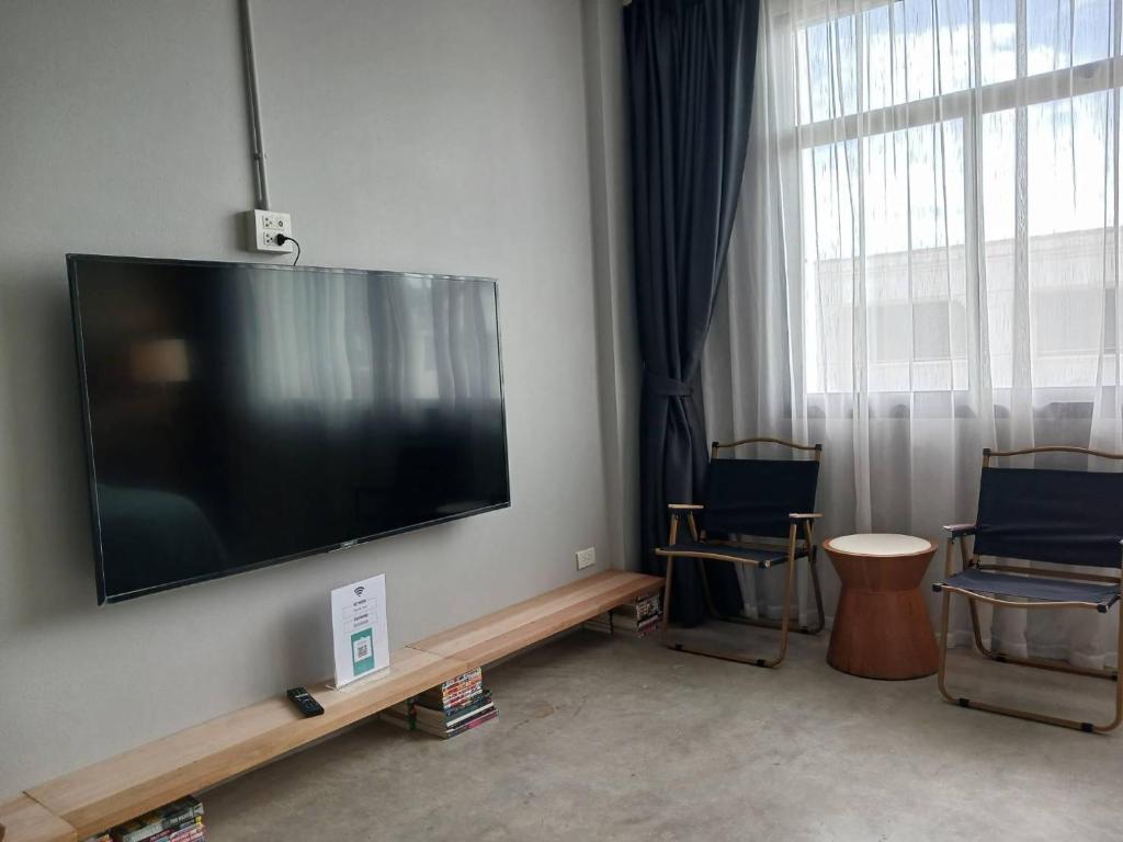 TV a/nebo společenská místnost v ubytování Into the town krabi
