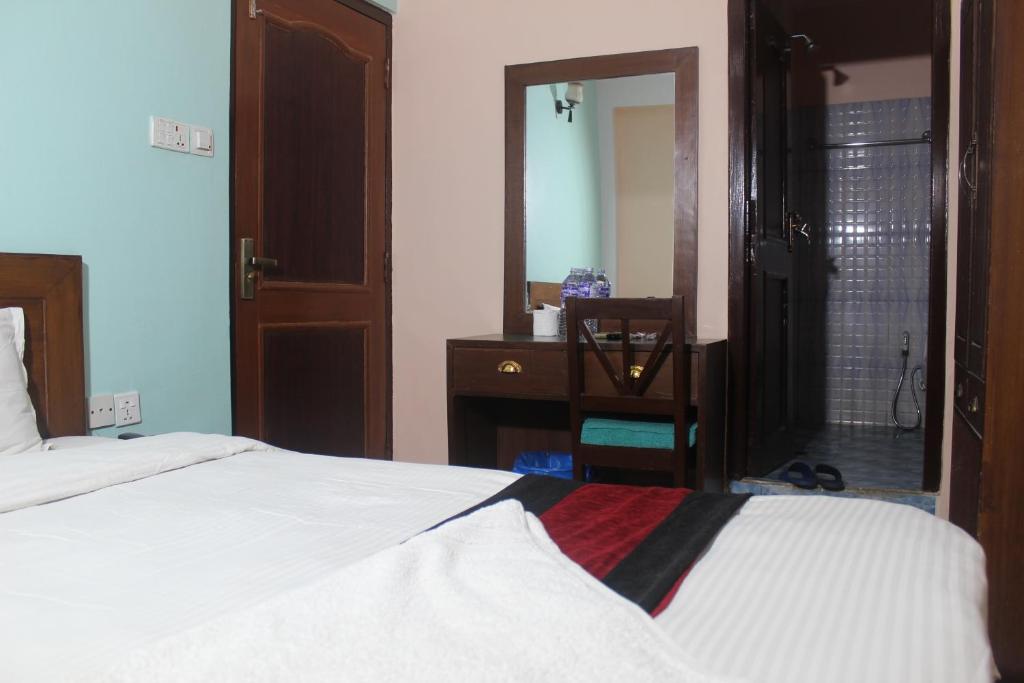Postel nebo postele na pokoji v ubytování Hotel Happy Home or Mudkhu Durbar