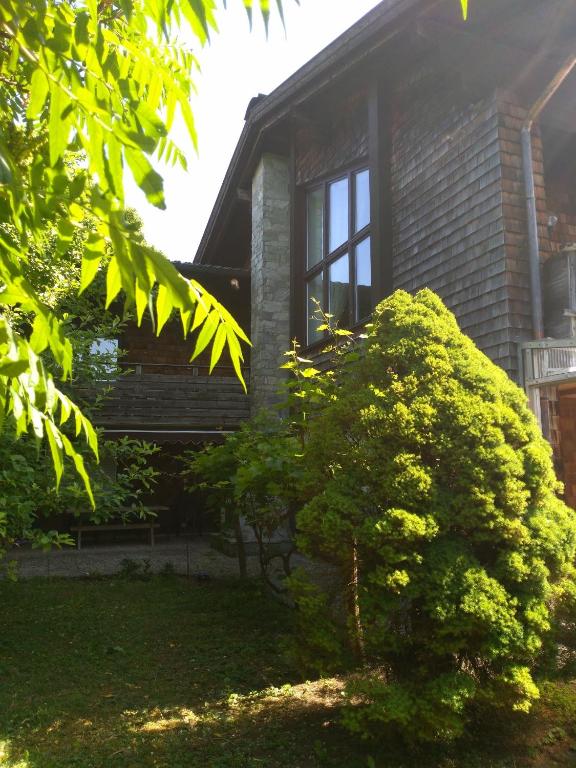 a house with a tree in front of it at Ferienhaus Siedenberg in Manholding