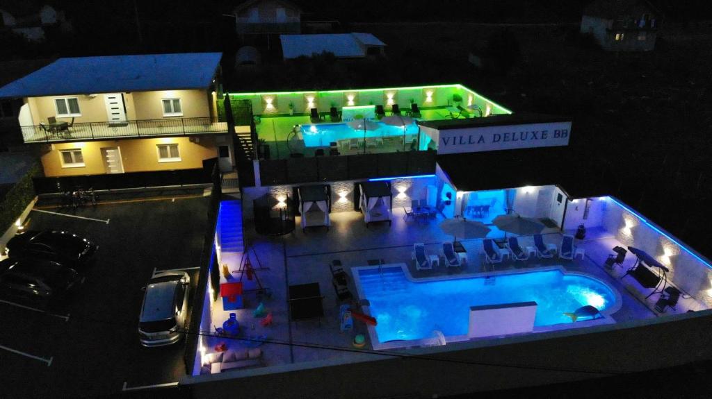 eine Luftansicht eines Hauses mit Pool in der Unterkunft Villa Deluxe BB in Čapljina