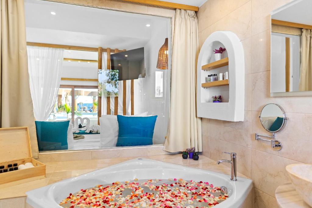 Posezení v ubytování Alia Beachfront Suites and Spa