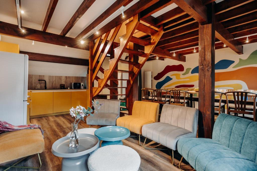 uma sala de estar com sofás e uma escadaria em Gîte Tribü em Eaux-Bonnes