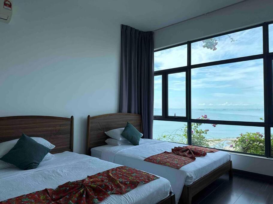 - une chambre avec 2 lits et une grande fenêtre dans l'établissement Seaside Suite 4R3B 12 - 16pax D2604 King's Homestay, à Gelang Patah