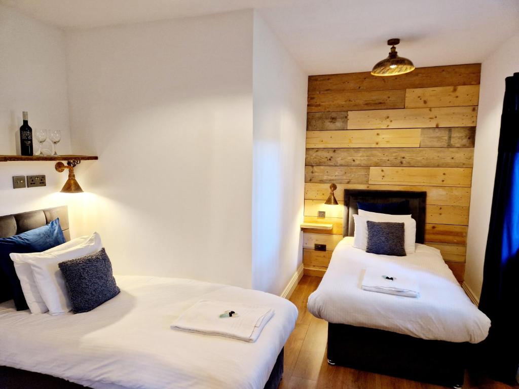 Postel nebo postele na pokoji v ubytování Wheal Tor Hotel & Glamping