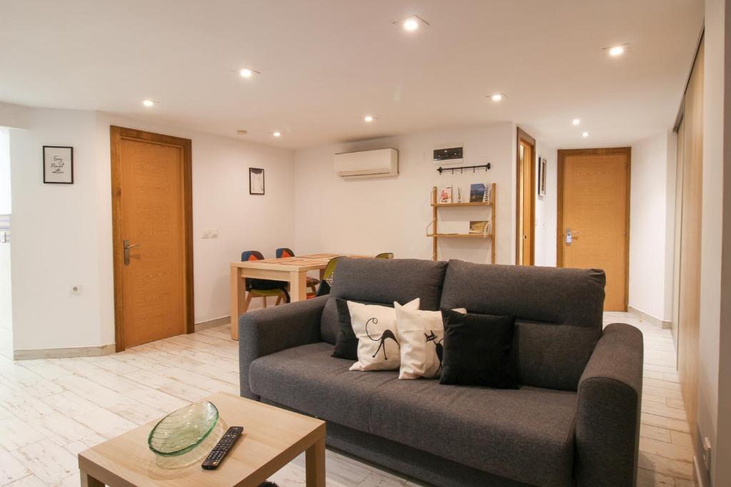 ein Wohnzimmer mit einem Sofa und einem Tisch in der Unterkunft arcoiris apartment in Santander