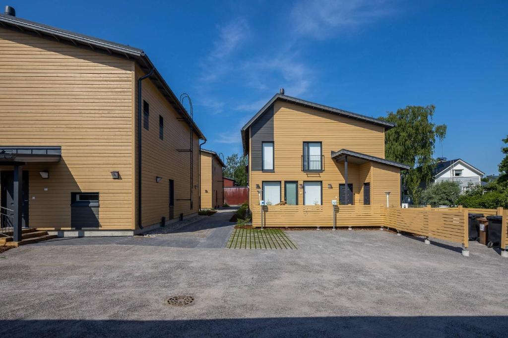 una casa y un granero con entrada en Private room in the shared detached house. en Vantaa