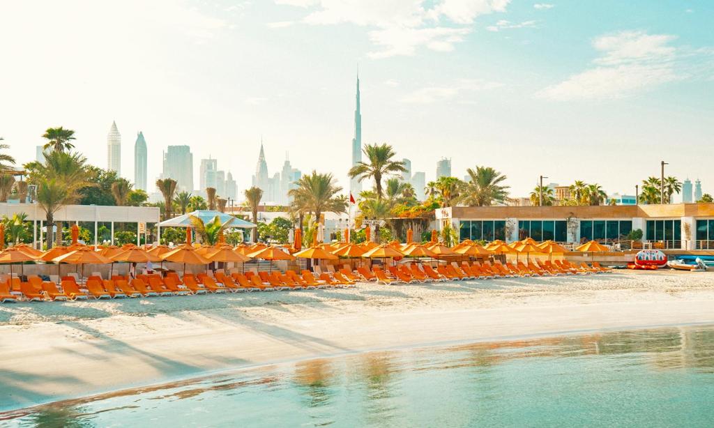 una vista sullo skyline di Dubai dalla spiaggia di un resort di Dubai Marine Beach Resort & Spa a Dubai