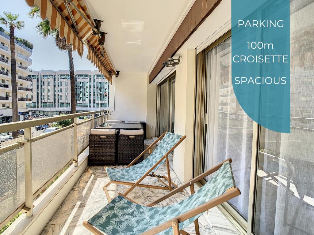 d'un balcon avec deux chaises et une vue sur la ville. dans l'établissement Appartements centre ville Cannes, à Cannes