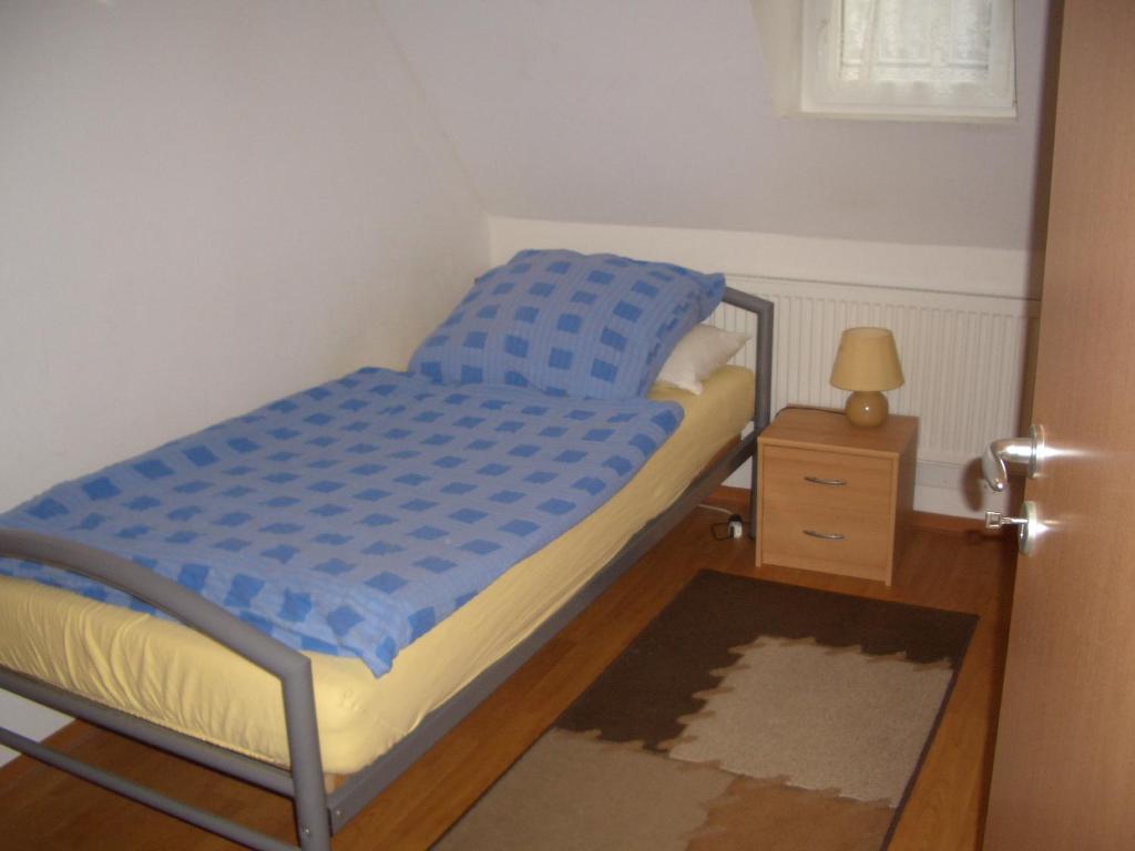 En eller flere senge i et værelse på Gemütlich bei Theo