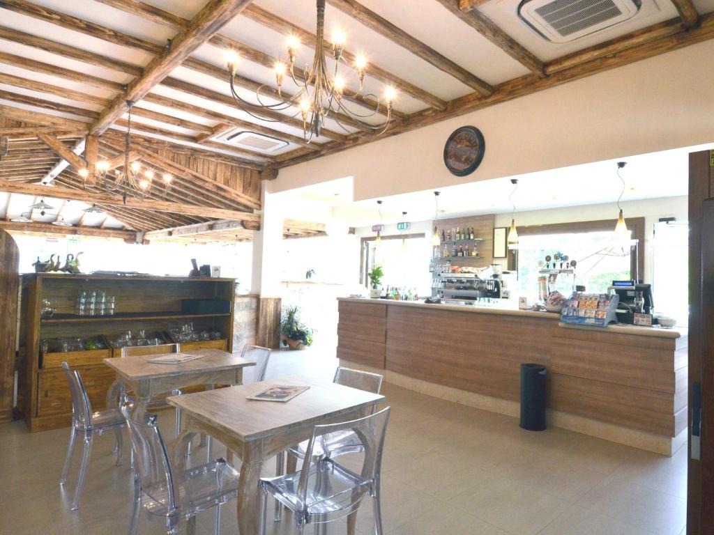 restauracja z dwoma stołami i kuchnia z blatem w obiekcie Hotel Edoné w mieście Roe