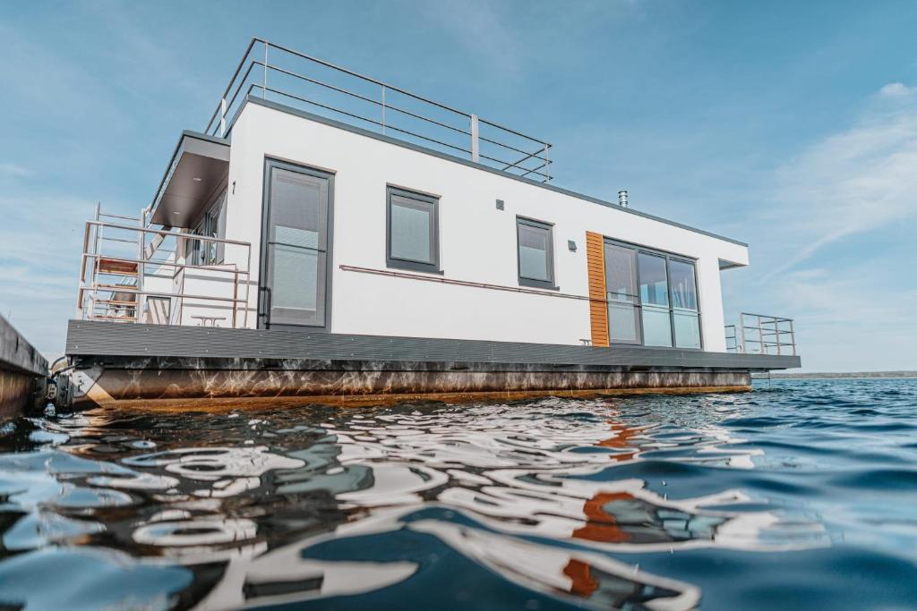 a house on a dock in the water at Floatinghouses Spreewald in Vetschau