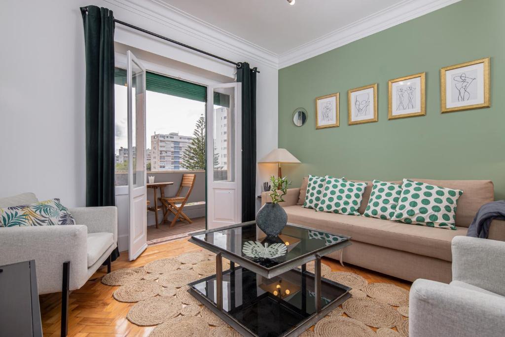 Classy 4BDR Apartment With Balcony