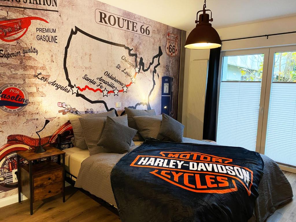 Sypialnia z muralem Harleya Davidsona na ścianie w obiekcie Route 66 Appartement w mieście Bad Salzuflen