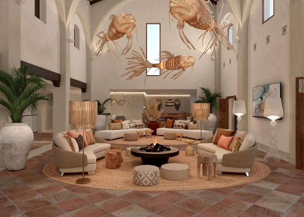 un ampio soggiorno con divani e braciere di DAIA Slow Beach Hotel Conil - Adults Only Recommended a Conil de la Frontera