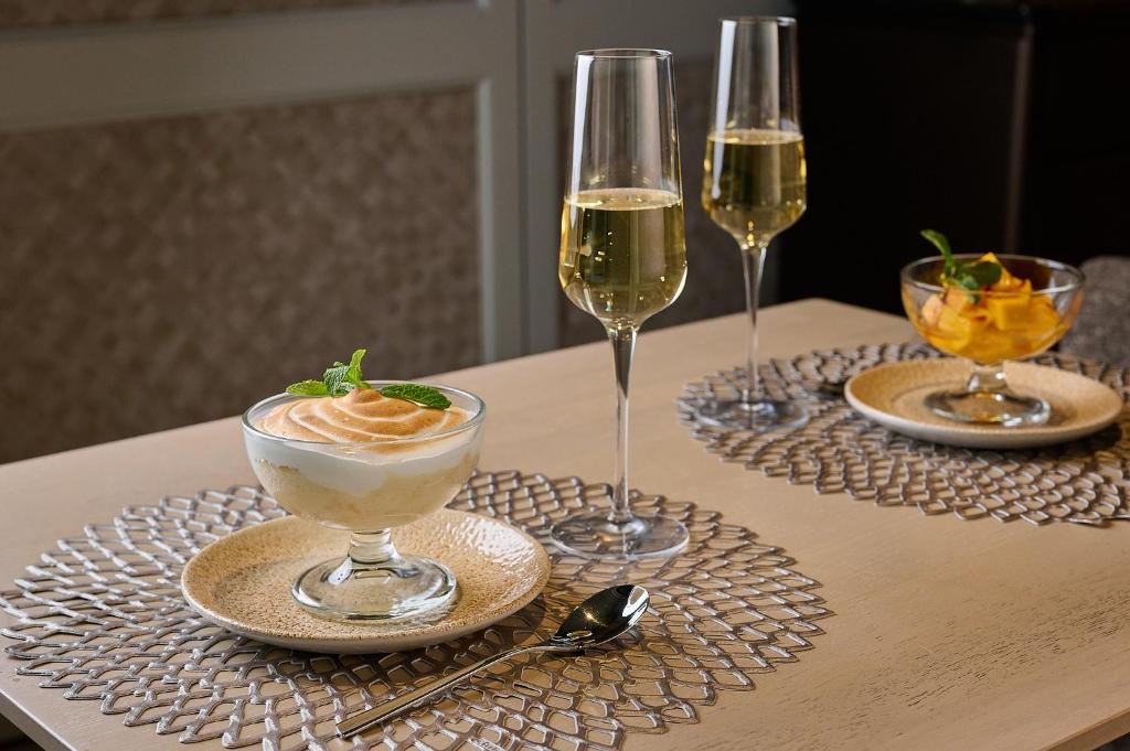 a table with two glasses of wine and a dessert at VP Madroño in Madrid