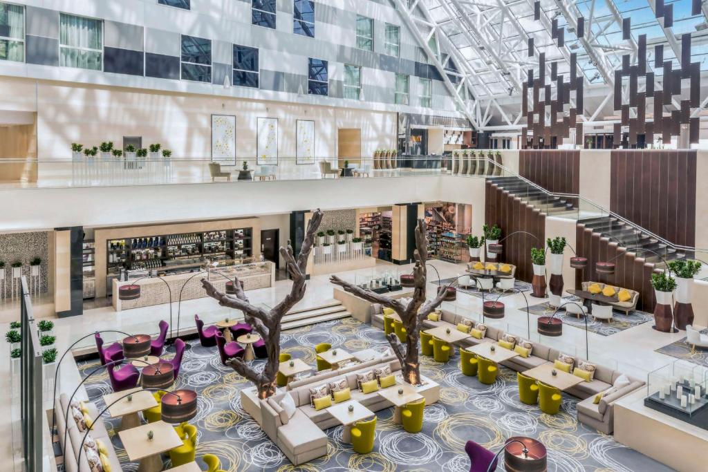 een weergave van de lobby van een hotel bij Hyatt Regency Oryx Doha in Doha