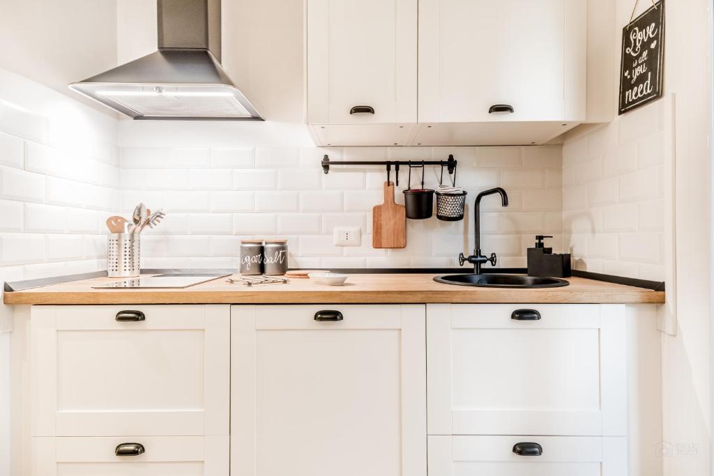 A kitchen or kitchenette at Elegance St.Peter House