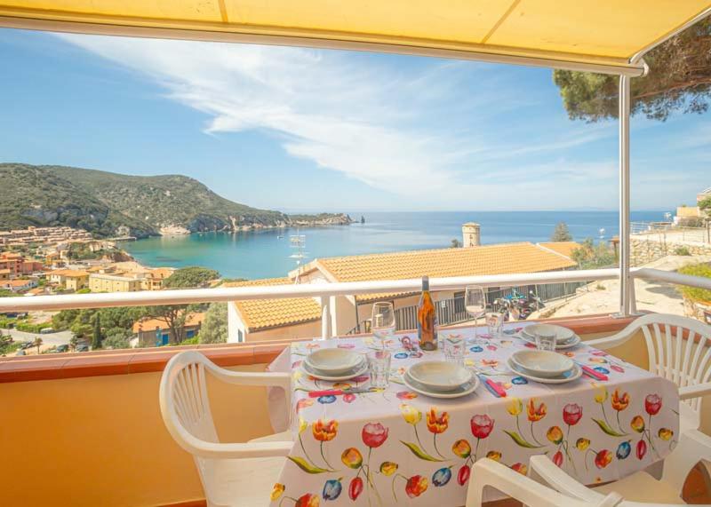 Una mesa en un balcón con vista al mar. en Giglio Viola, en Campese