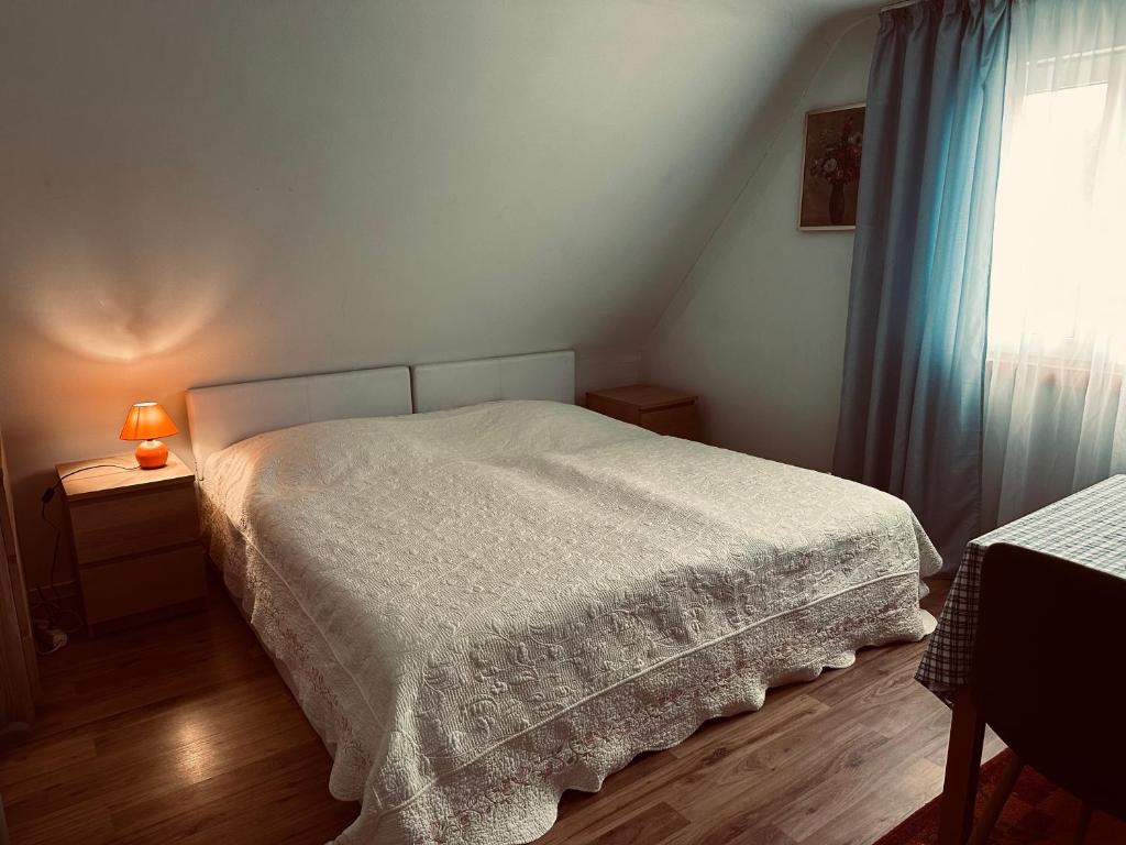 a bedroom with a white bed and a window at 1Zi Ferienwohnung bis zu 3 Personen für Dienstreisende in Loßburg Schwarzwald in Loßburg