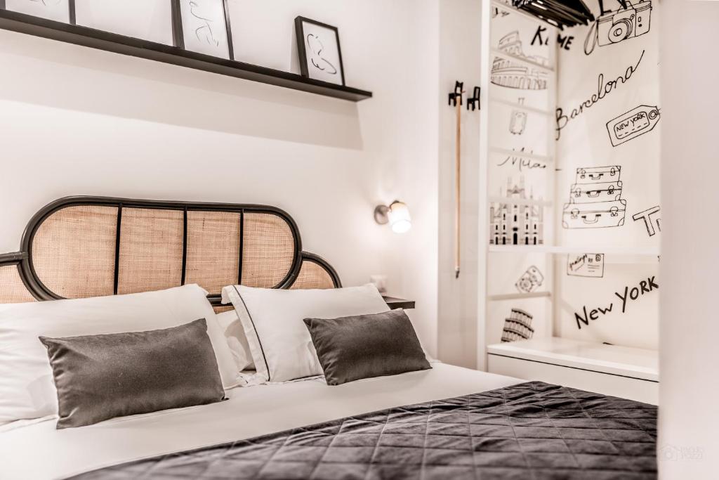 A bed or beds in a room at Elegance St.Peter House
