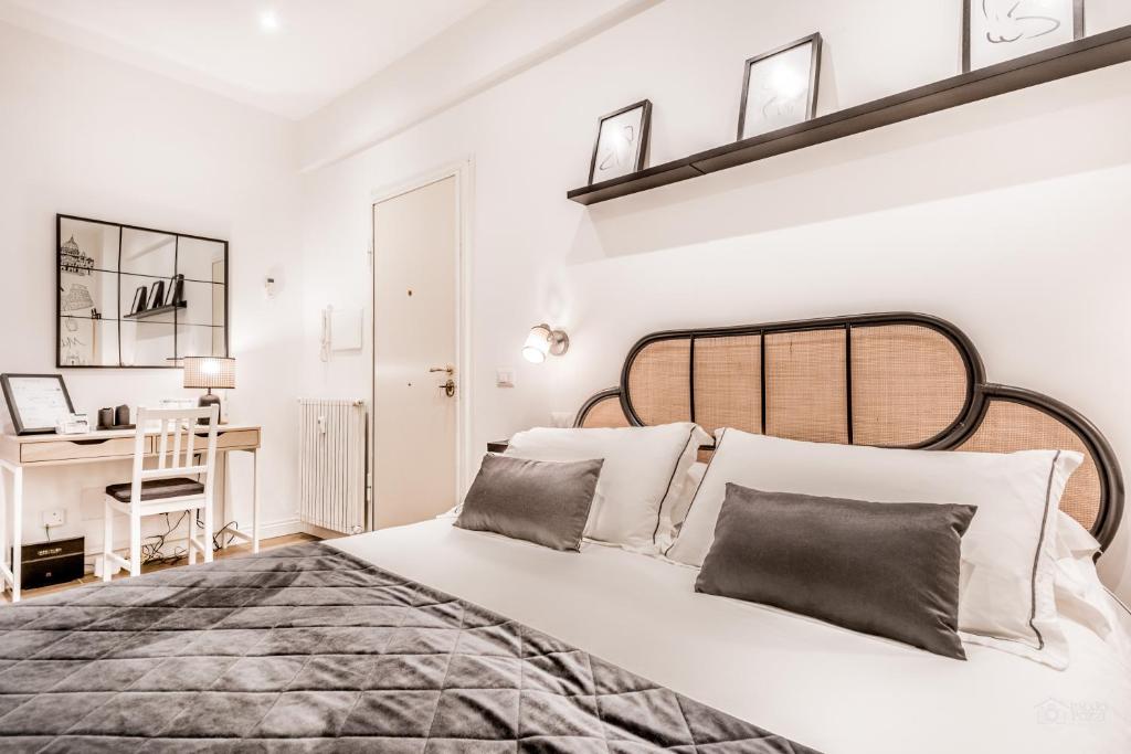 A bed or beds in a room at Elegance St.Peter House