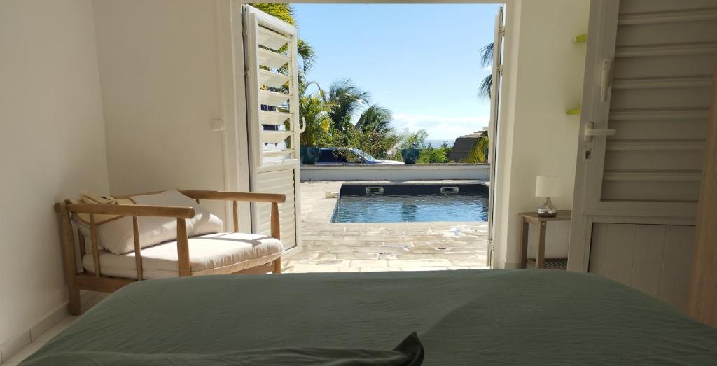 Bas de villa vue mer avec deux chambres内部或周边的泳池
