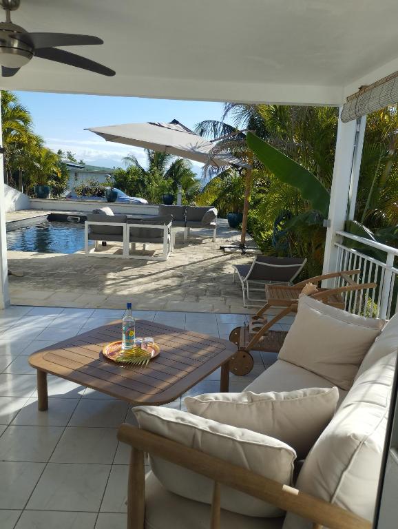 大博格Bas de villa vue mer avec deux chambres的一个带桌椅的庭院和一个游泳池