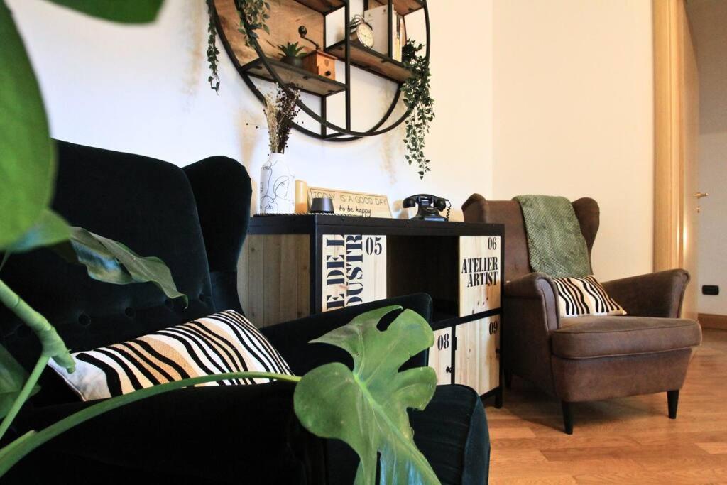羅馬的住宿－Ecosuite your design Escape，客厅配有沙发和椅子