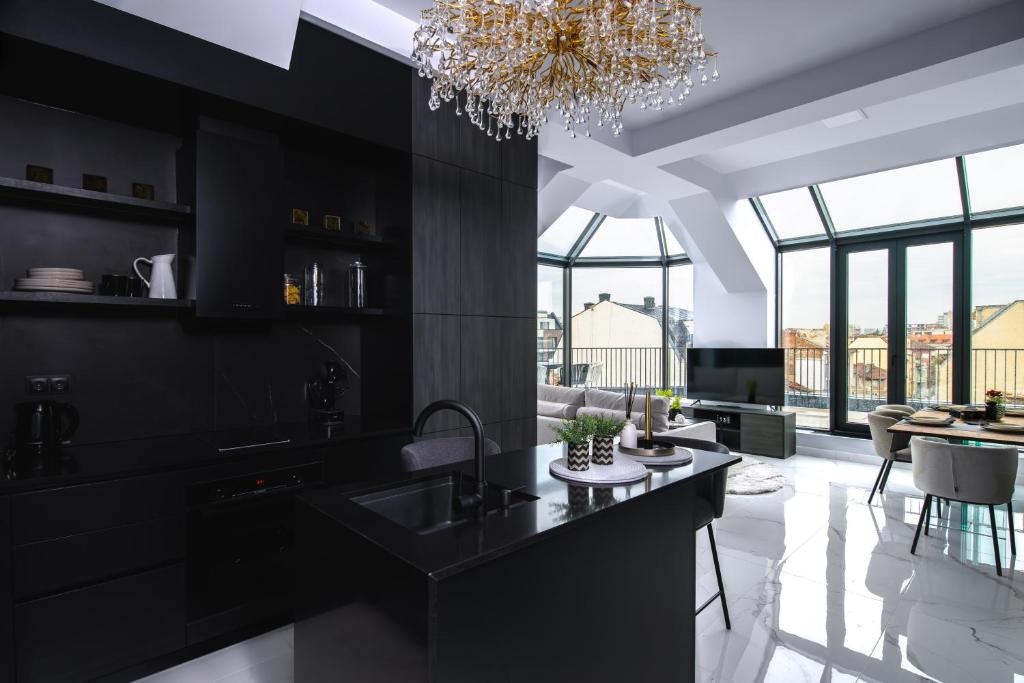 Exquisite Penthouse: Luxe Living with City Views