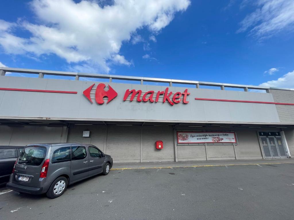Supermarket nebo jiné obchody v  penzionu nebo okolí