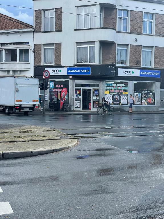 Supermarket nebo jiné obchody v  penzionu nebo okolí