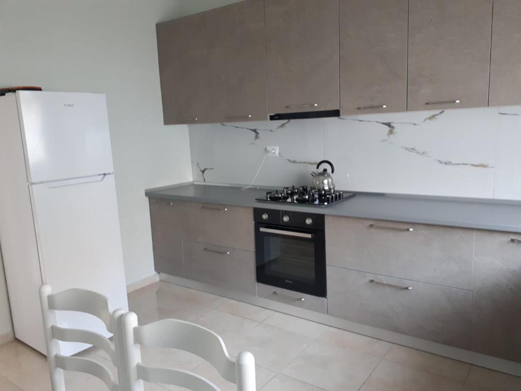 private house second floor 180 meters tarraca 180 meters with view 2 bedrooms, one double bedroom, separate kitchen, large large corridor, living room, banjo with balcony, closet and etjj. - Image 1