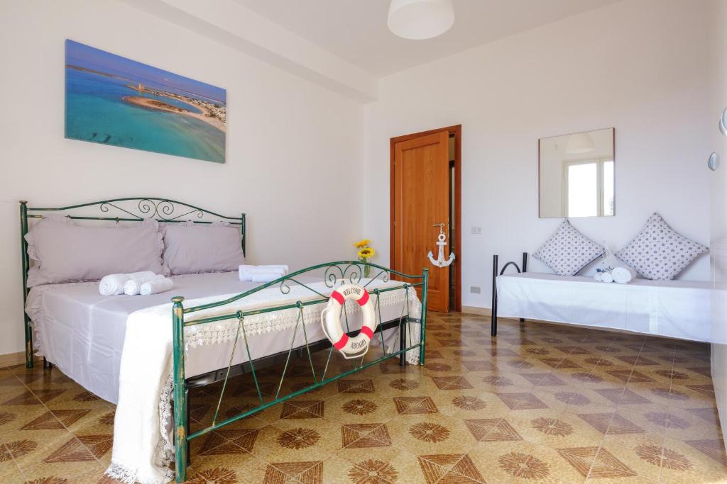 um quarto com duas camas e uma porta em Maestrale Sea View Living Quarters em Porto Cesareo