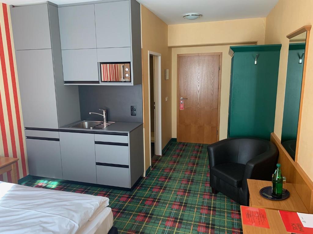 Kuchyň nebo kuchyňský kout v ubytování Grünau Hotel