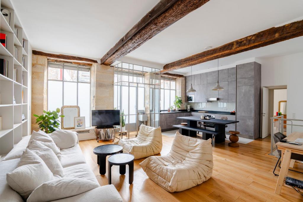 un salon avec un canapé blanc et une table dans l'établissement Veeve - The Old Printworks, à Paris