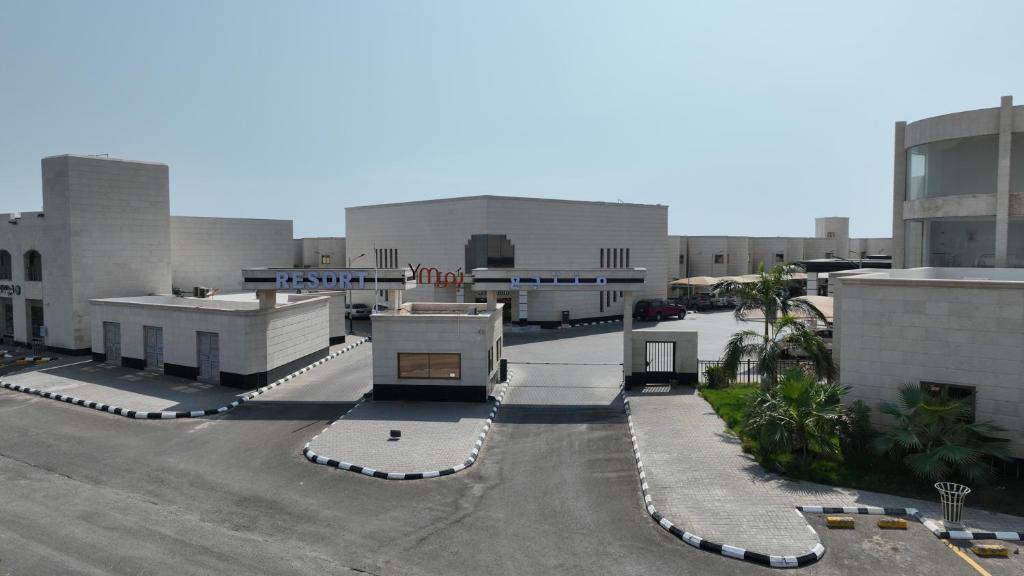 un parking vide devant un bâtiment dans l'établissement YM Resort, à Yanbu