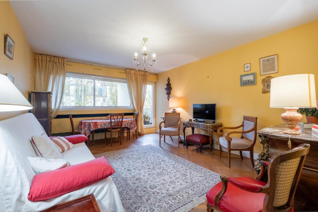 a living room with a couch and a table at Veeve - Honeybee Haven in Paris