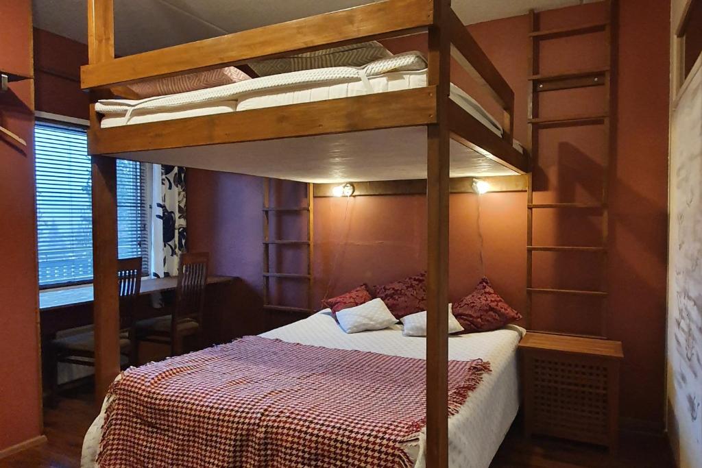 - une chambre avec des lits superposés et un bureau dans l'établissement Ruka Park Base Camp, à Ruka